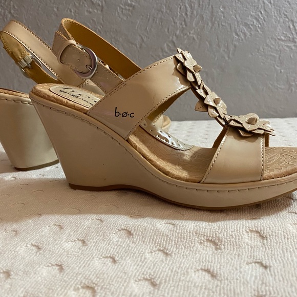 BORN Nude patent leather sandals with 3-D flower embellishments - Picture 7 of 16